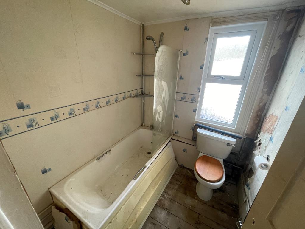 Lot: 134 - FOUR-BEDROOM PROPERTY WITH PARKING FOR REFURBISHMENT - Bathroom with three piece suite